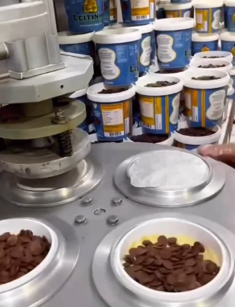 Seladora semiautomática DELGO em operação selando potes na linha de produção