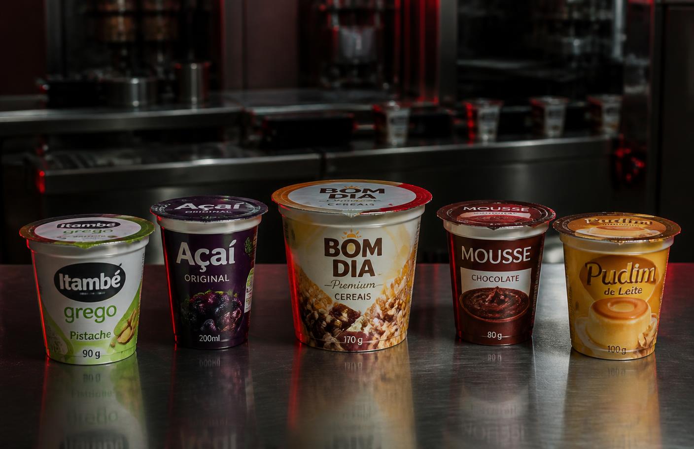 Copos e potes selados com acabamento industrial impecável produzidos em seladora DELGO